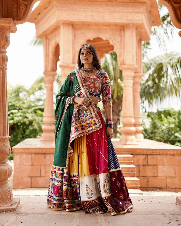 🌸 Grace your wardrobe with this elegant and eye-catching lehenga set, perfect for festive celebrations, weddings, or special occasions! 🌸