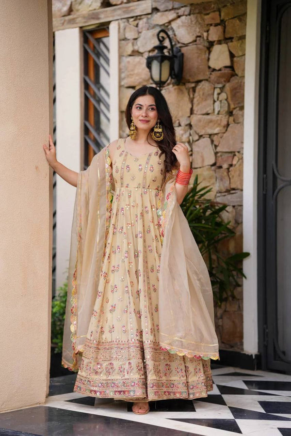 🌟 Unveil Timeless Elegance with This Stunning Gown Ensemble – Where Tradition Meets Contemporary Charm! 🌟